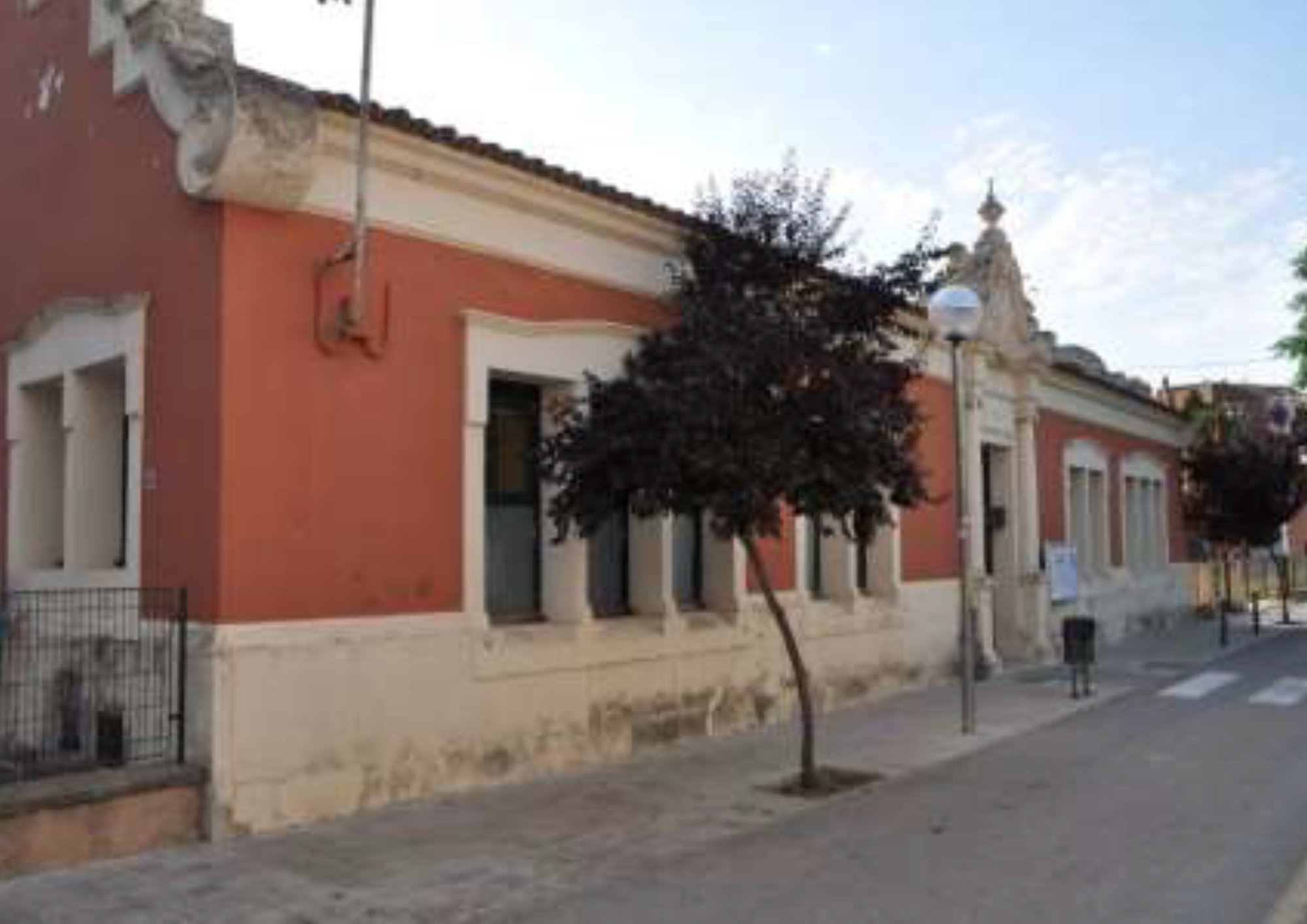 Imatge pels mitjans: Pintar la façana de la casa de cultura